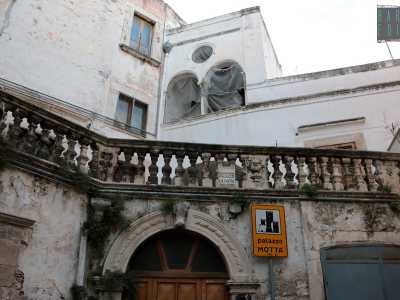 Torniamo indietro e giungiamo alla zona della Motta. Qui nel VII secolo � esistita una torre bizantina e nell'anno mille un castello. Del primitivo nucleo rimangono poche tracce, se non la struttura circolare, accessi secondari al castello e delle strettoie con scalini. Oggi qui si trova Palazzo Motta Cesena, di epoca tardo-rinascimentale
